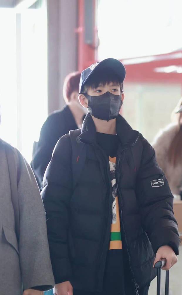 董洁|董洁与潘粤明和解后带儿子现身机场 顶顶笑眼弯弯帅气俊秀