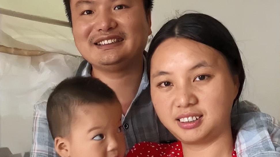 牛爱芳拿娃生病说事引争议后，曝弟弟“缺陷”立人设，网友：封杀