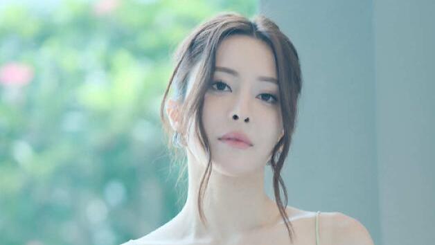 TVB力捧女星拍戏被偶遇，大热天穿黑色风衣，搭配黑色高跟气场强