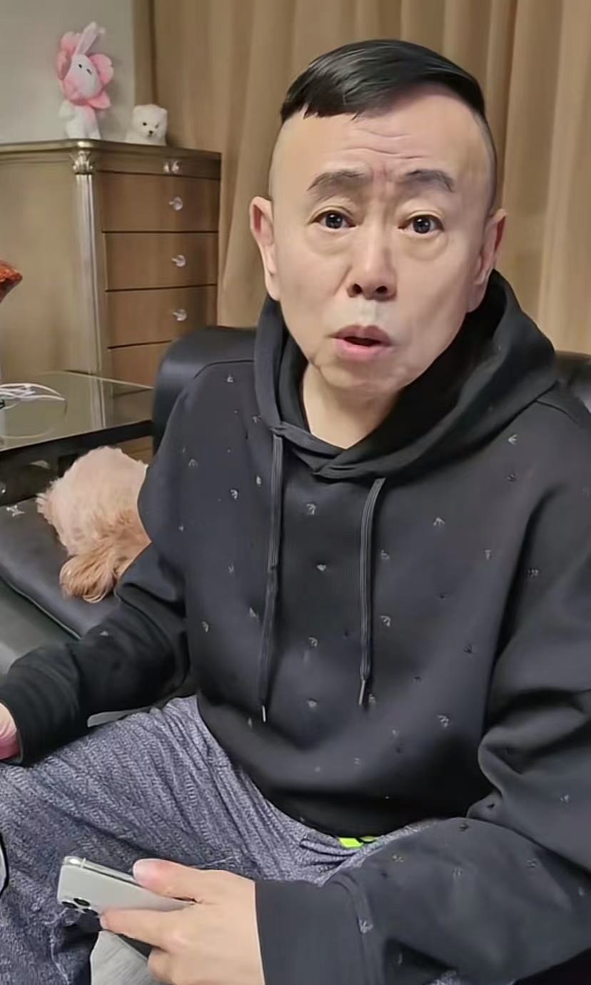 65岁潘长江跳网红傣族舞,动作夸张辣眼睛,直播翻车后消瘦不少 - 聚缘