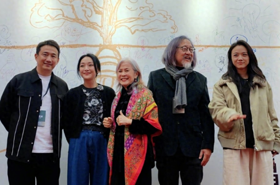 44岁汤唯对比49岁周迅，骨相老去和皮相老去的差距一目了然