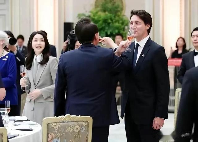 特鲁多 韩国第一夫人难得一见的开怀大笑，在特鲁多面前变害羞少女
