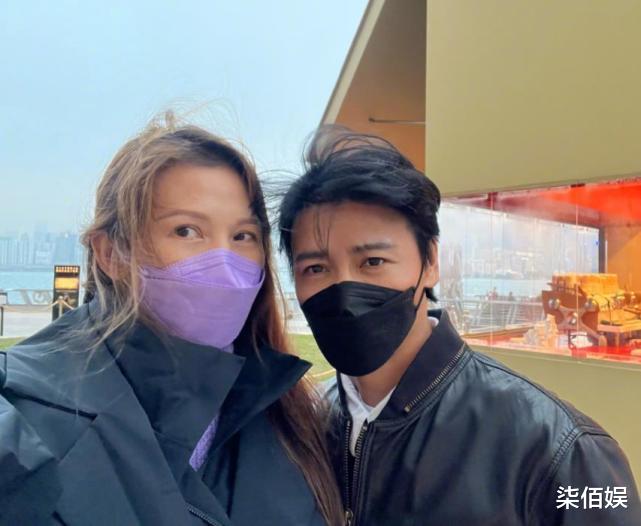 蔡少芬|蔡少芬带儿女游新加坡，素颜出门接地气，3岁儿子可爱的像个女孩