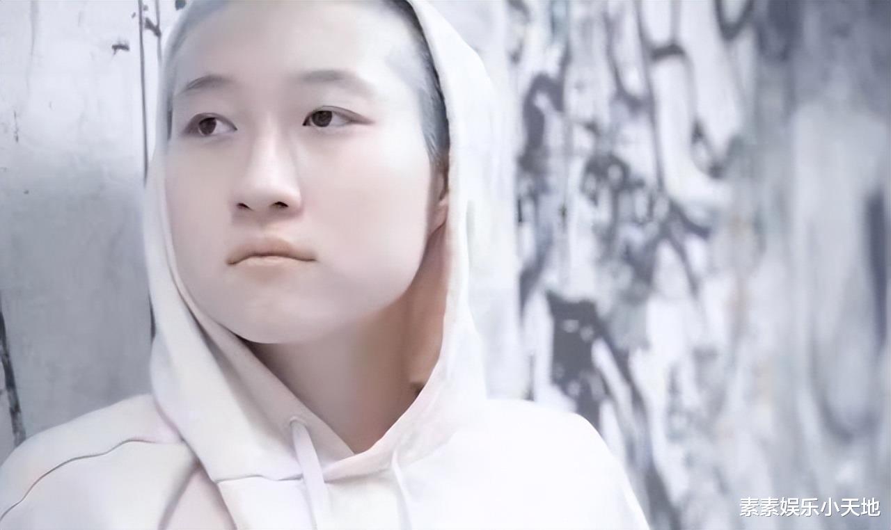 吴卓林|吴卓林妻子晒新年照，坐在喷泉旁摆拍，生活现状惬意且舒适