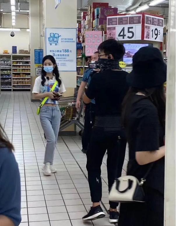 娱乐圈的身材“老大难”，看脸美艳，但腿粗、虎背熊腰是硬伤