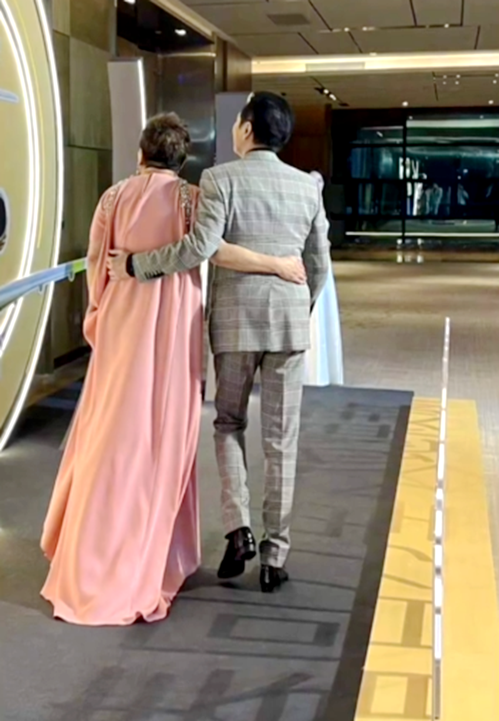 奚梦瑶|提前过妇女节！向太夫妇互相搂着秀恩爱，奚梦瑶一家三口逛街