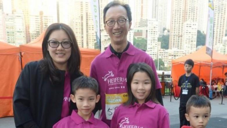 张学友|香港贵妇大聚会，45岁伏明霞低调坐边角，C位背景太强悍了