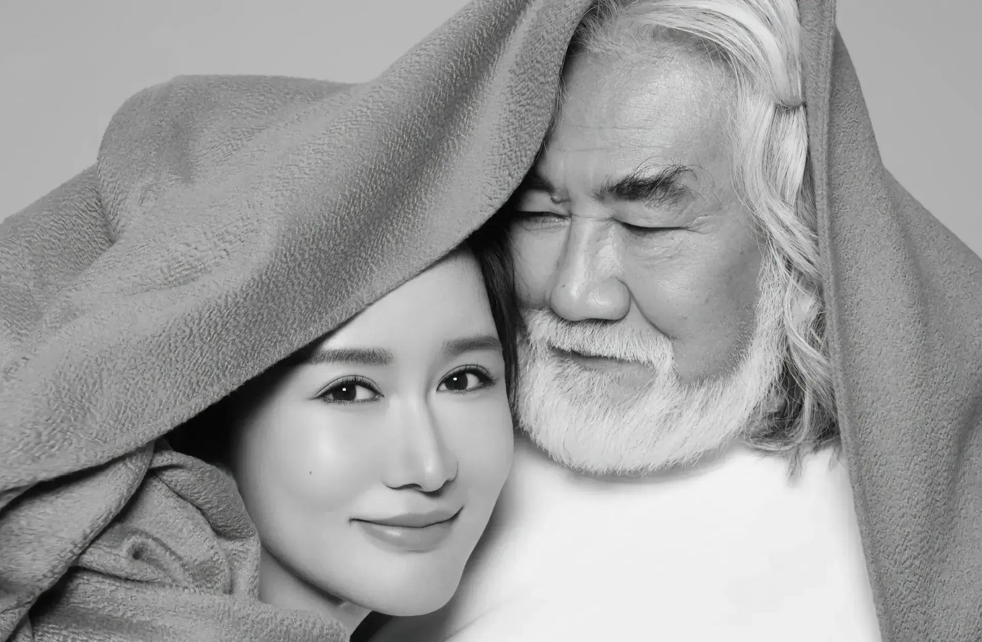 曝72岁张纪中与娇妻拍情侣写真，拍照姿势亲密大胆，引发网友热议