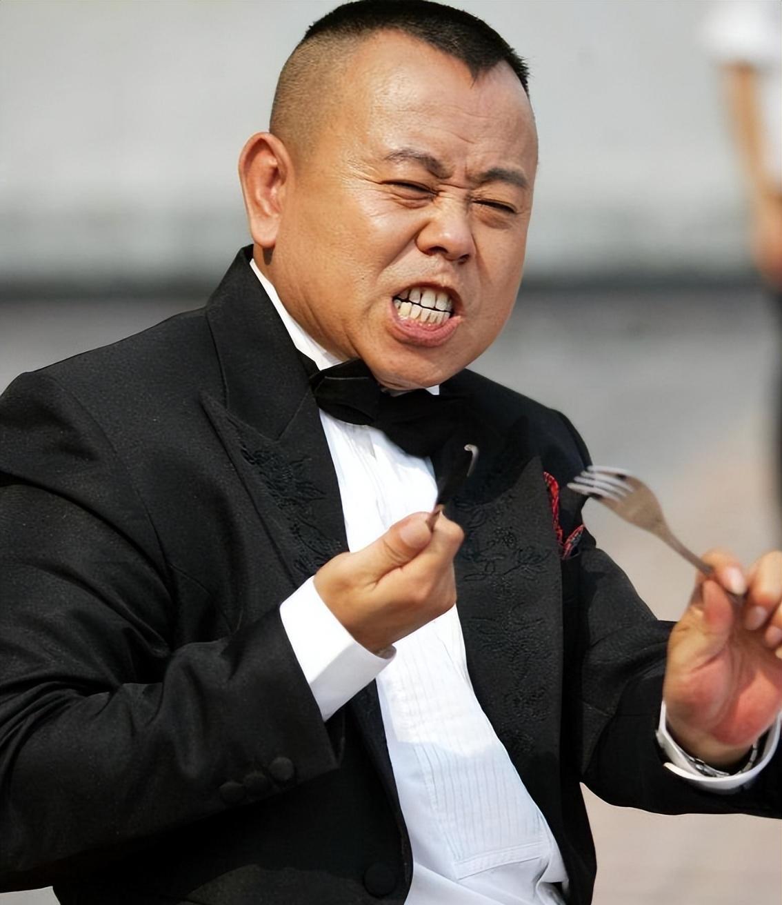 潘长江|大瓜！曝潘长江举家移民，戴名表独喝酒神情落寞，再现假酒风波