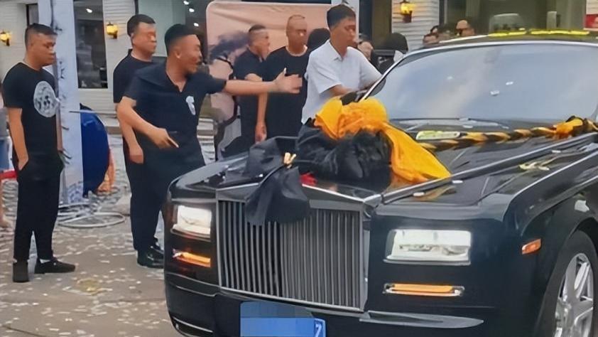 突传噩耗！网红“涛哥”去世，百辆豪车送行，曾与赵本山魏三交好
