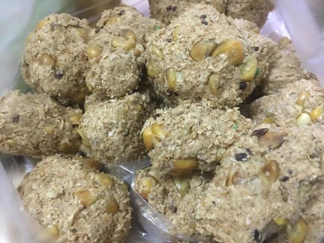 玉米|草鱼窝料速成法,只需添加2种佐料,就能大大增加窝料的诱惑力