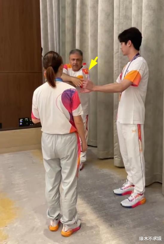 亚运会成追星现场:郭晶晶又美又亲和,许凯帅气呆萌,群星璀璨!