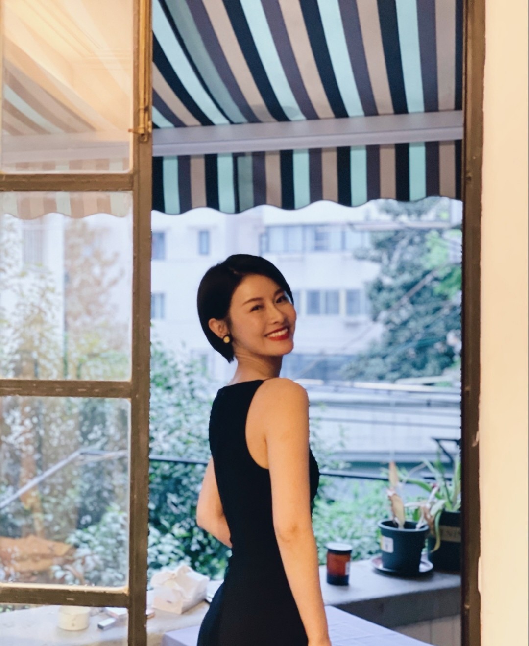 短发 女人不管多大年纪，一定要剪一次露耳短发，大气利落又有高级感