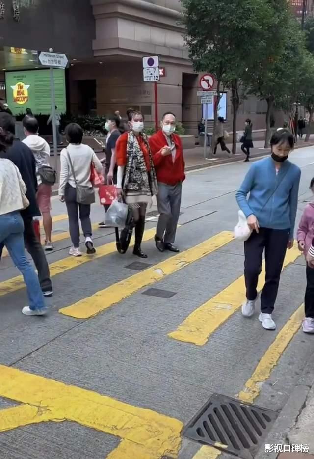 |87岁赵世曾与新女伴在街头十指紧扣,女方颜值出众,身材苗条