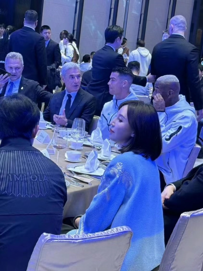 C罗参加晚宴,导演郭靖宇弟弟杨志刚与其同桌,演员岳丽娜也来了