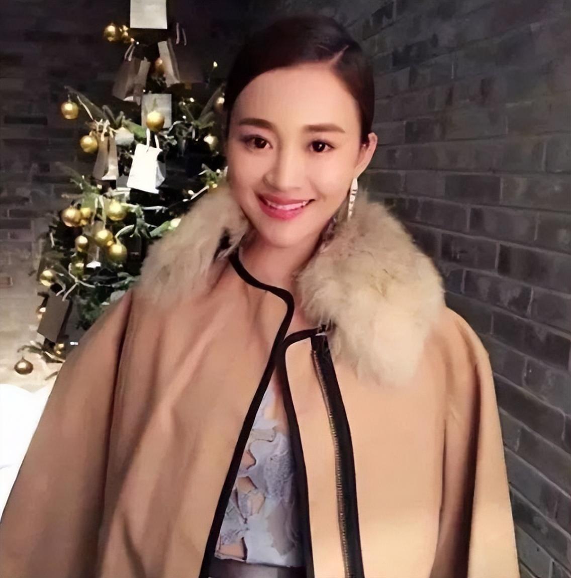 “出轨门”5年后,吴秀波回到妻子身边,仍是雅痞大叔依旧很潇洒