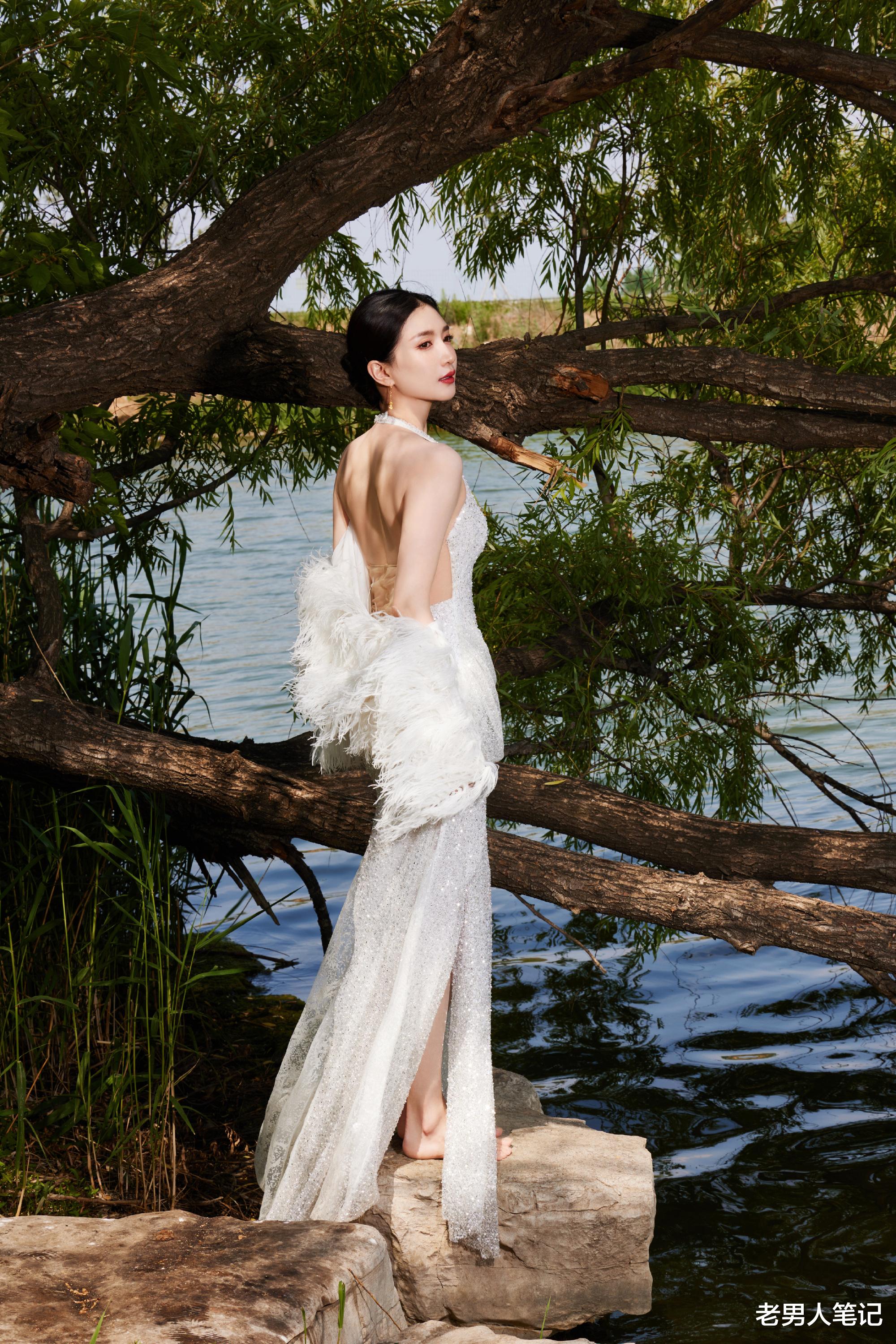 江疏影|江疏影今日活动美照,深V露背高开叉造型,皎洁如雪优雅明艳