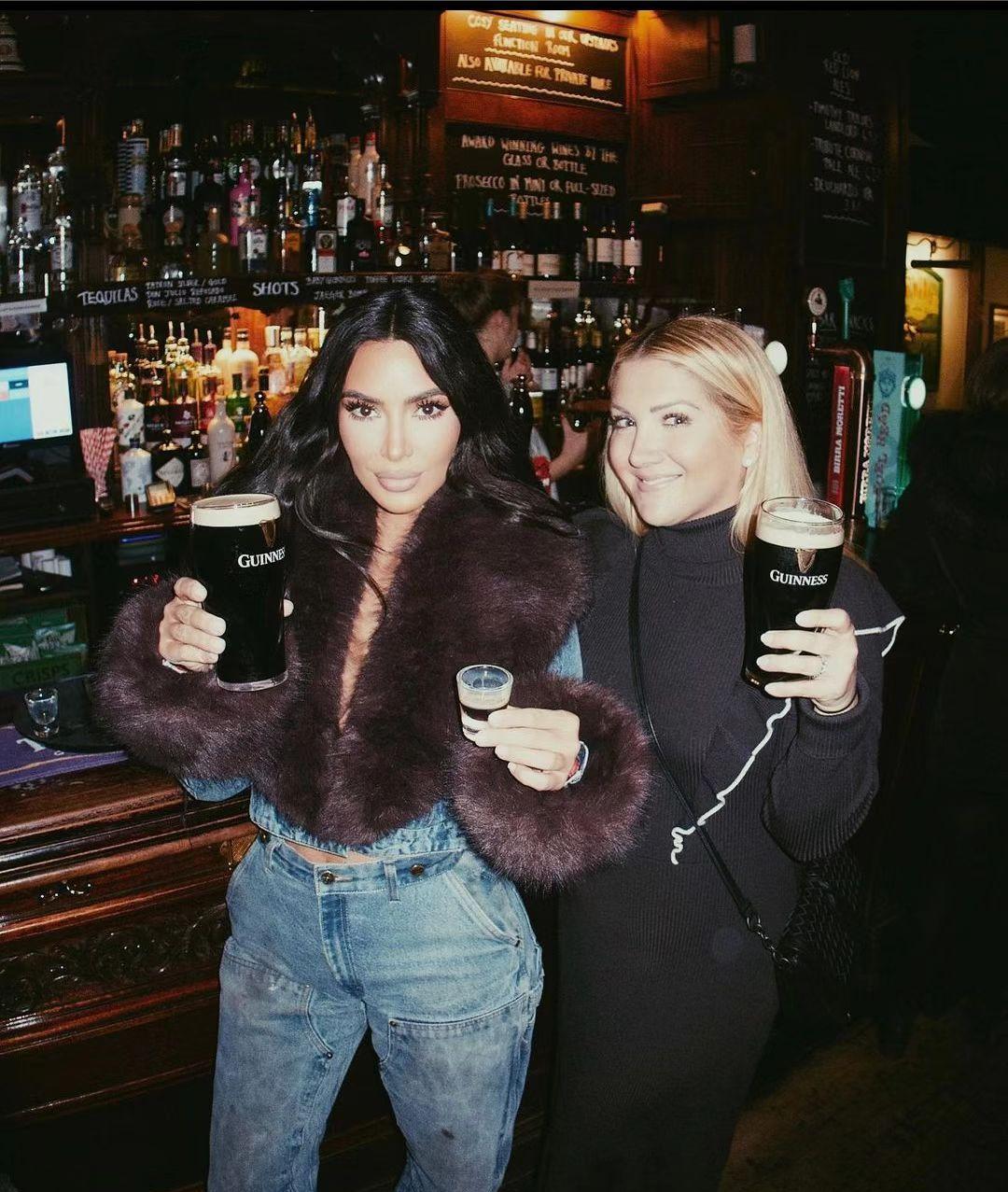 金·卡戴珊|金卡戴珊酒吧狂嗨!牛仔套装尽显小蛮腰,9岁女儿成为接班人