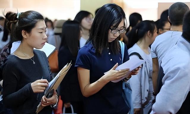 多地教师招聘情况惨淡,年薪25万却招不来人才,老师:我们也是人