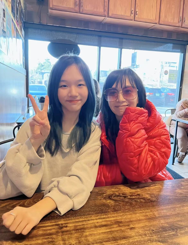 王芳|主持人王芳美国过年!提大包小包模样朴素,送女儿海外读书笑开怀!