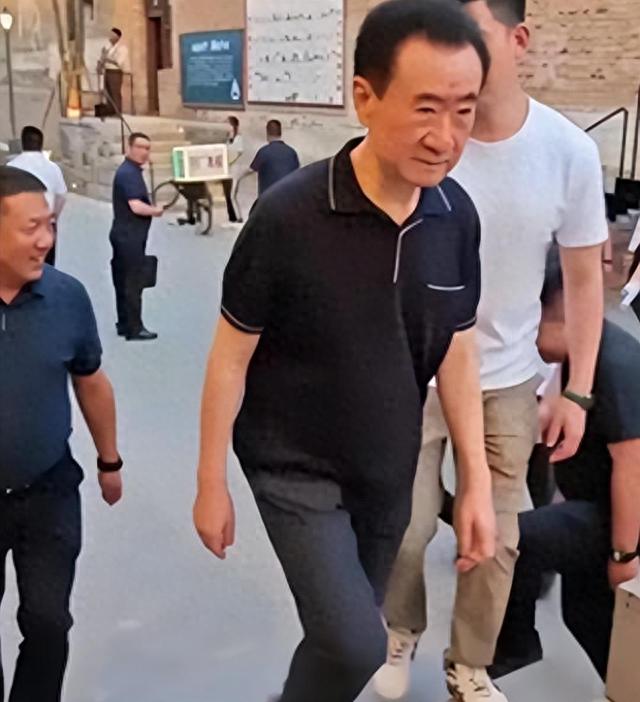 69岁的王健林，憔悴劳累暴瘦成竹竿：王思聪若是当年娶了她就好了