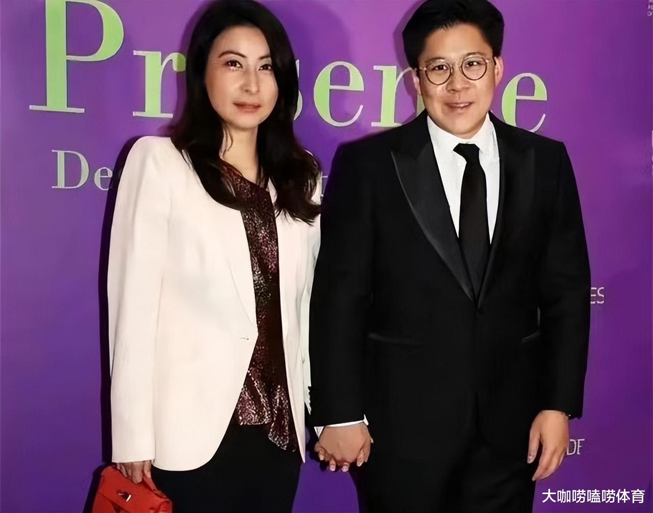 郭晶晶|郭晶晶参加豪门晚宴!罕见炫富,穿西装女皇范十足,拎12万包奢侈