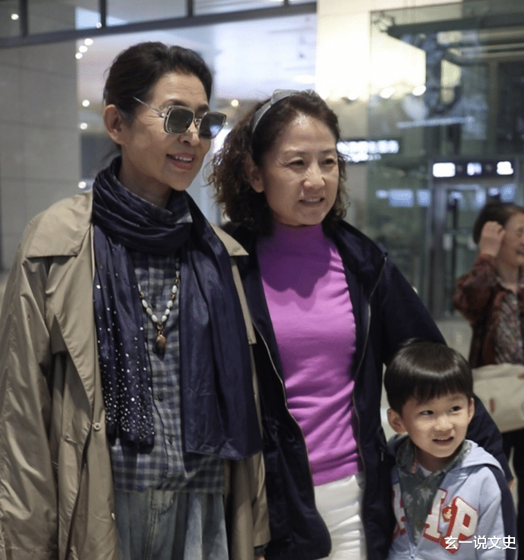 倪萍 看路人拍倪萍,减肥没变漂亮反而更像老太婆了,身材干瘪普通得很