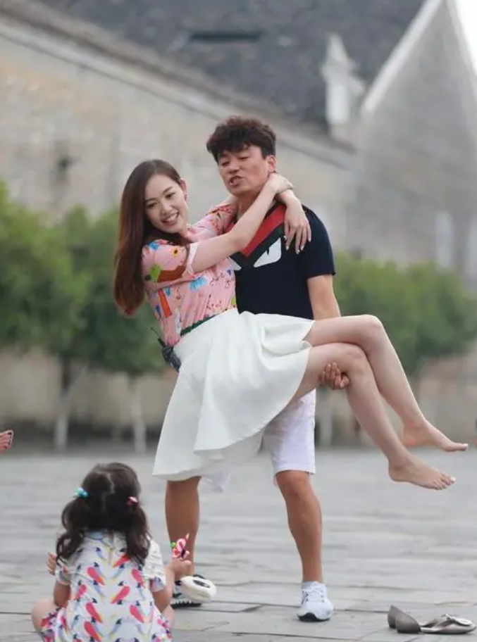 37岁马蓉回国与王宝强相聚!皮肤白皙年轻,与12岁女儿同框似姐妹