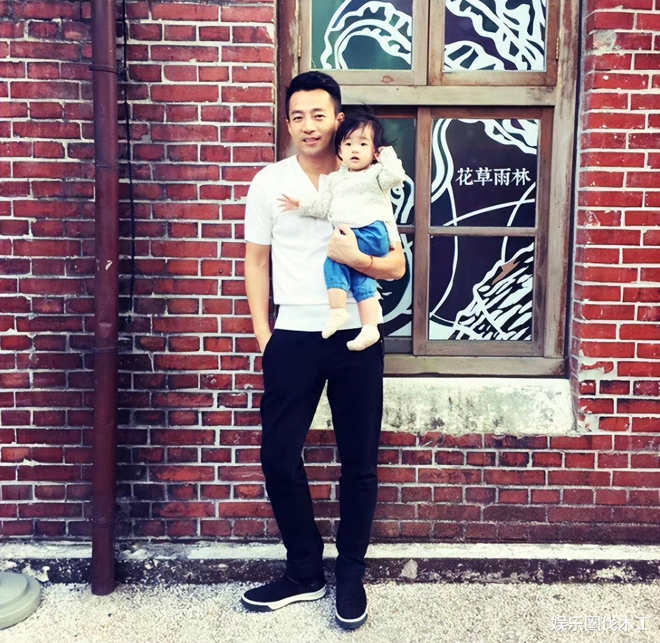 汪小菲被喊话验DNA!儿被牵手表情呆滞拘谨,独宠玥儿是有原因的