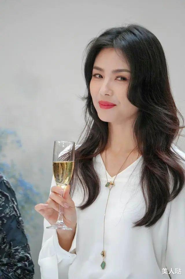 穿衣搭配 刘涛又美出圈了！一身白优雅温柔太有女人味，44岁比24岁还要美