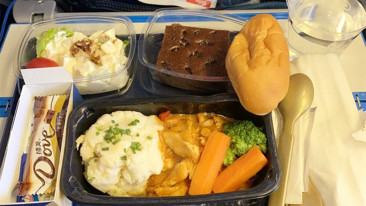 飞机餐|哪家航空公司的飞机餐最好吃？6家公司榜上有名，掐着饭点买机票