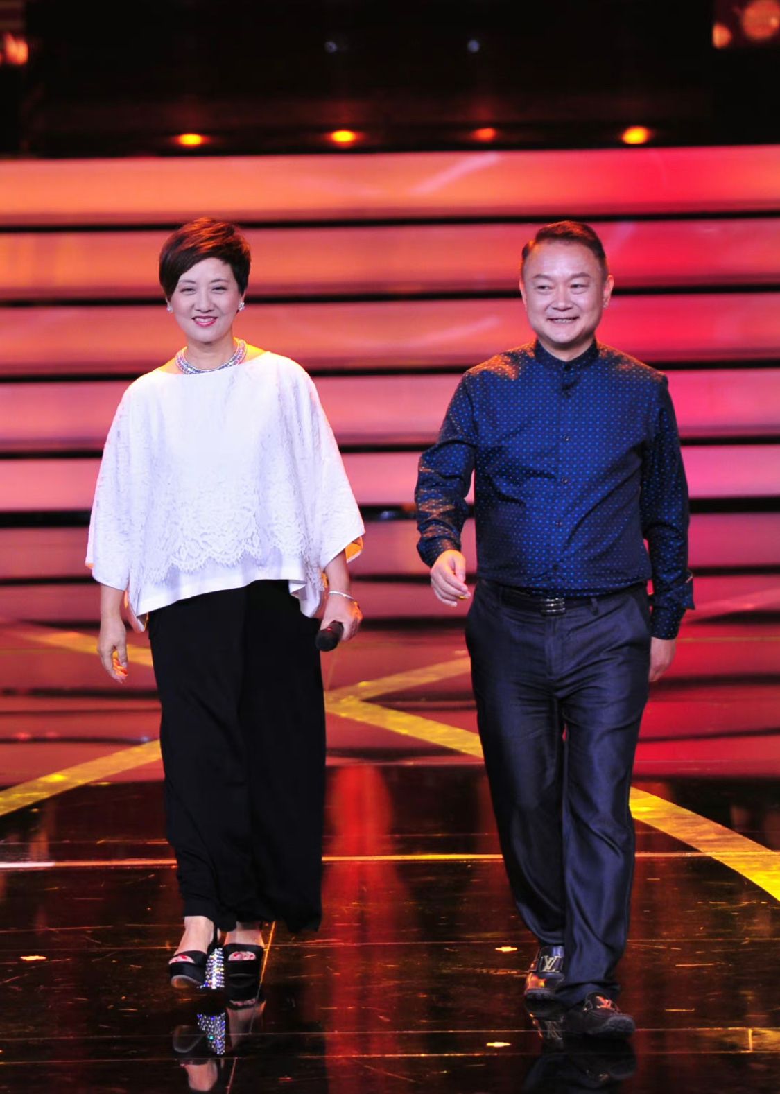 短发 看了66岁邓婕的老年状态，才懂：发剪短，衣穿素，自然老去更优雅