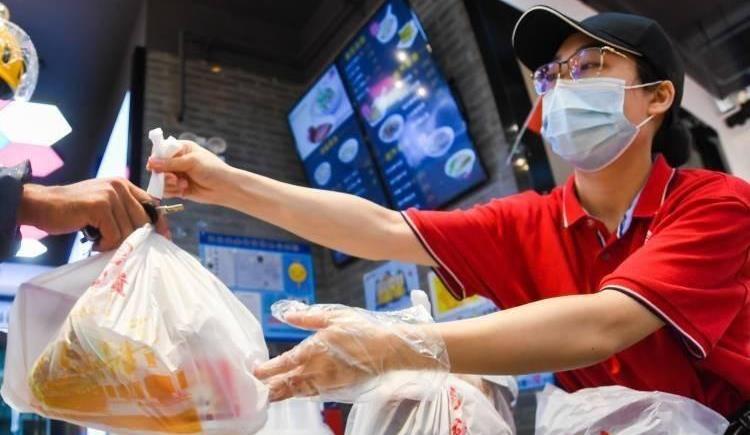 小吃|路边摊都往碗里套塑料袋,高温热汤直接倒在里面,不会有毒吗?