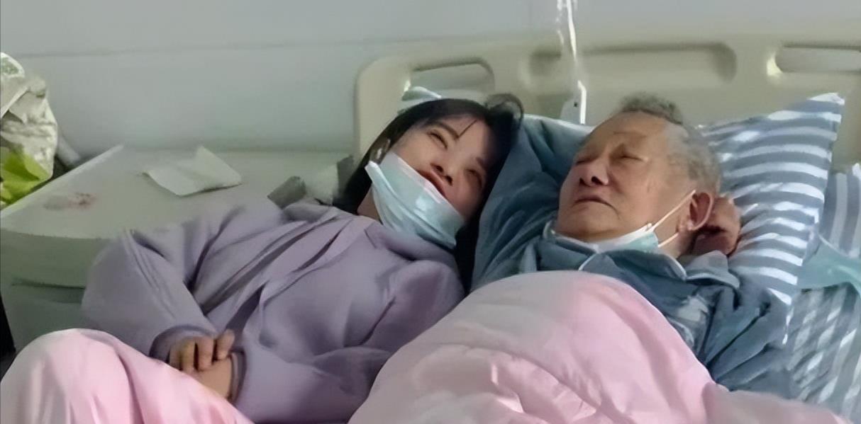 医院 女子照顾已故丈夫爷爷，因躺一张病床聊天引争议，当事人：不在意！