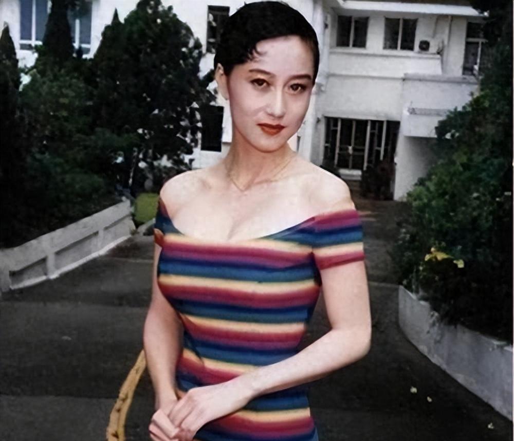 李连杰晒妻子近照,61岁利智衰老似老奶奶,反观前妻的状态依然优雅