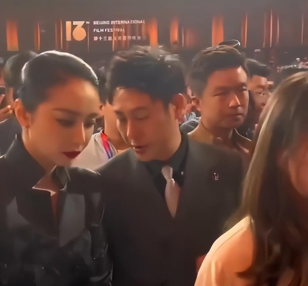 娱乐圈|摔倒、甩裙子、狼狈让C,照清了最真实的娱乐圈