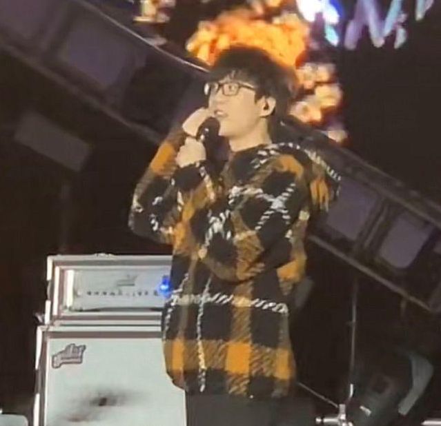 许嵩冯禧逛街再次被拍,牵手回家感情稳定,网传女方正在考研