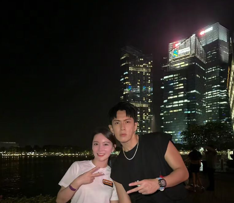 王大陆新女友疑似曝光,搭同一班飞机回台北,女方容貌不输蔡卓宜