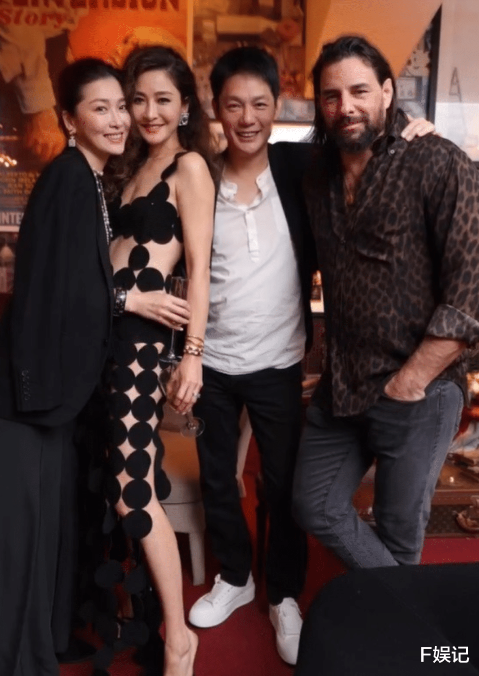 |周汶锜打扮性感庆祝49岁生日 妹妹周丽淇罕见带着老公露正面合影