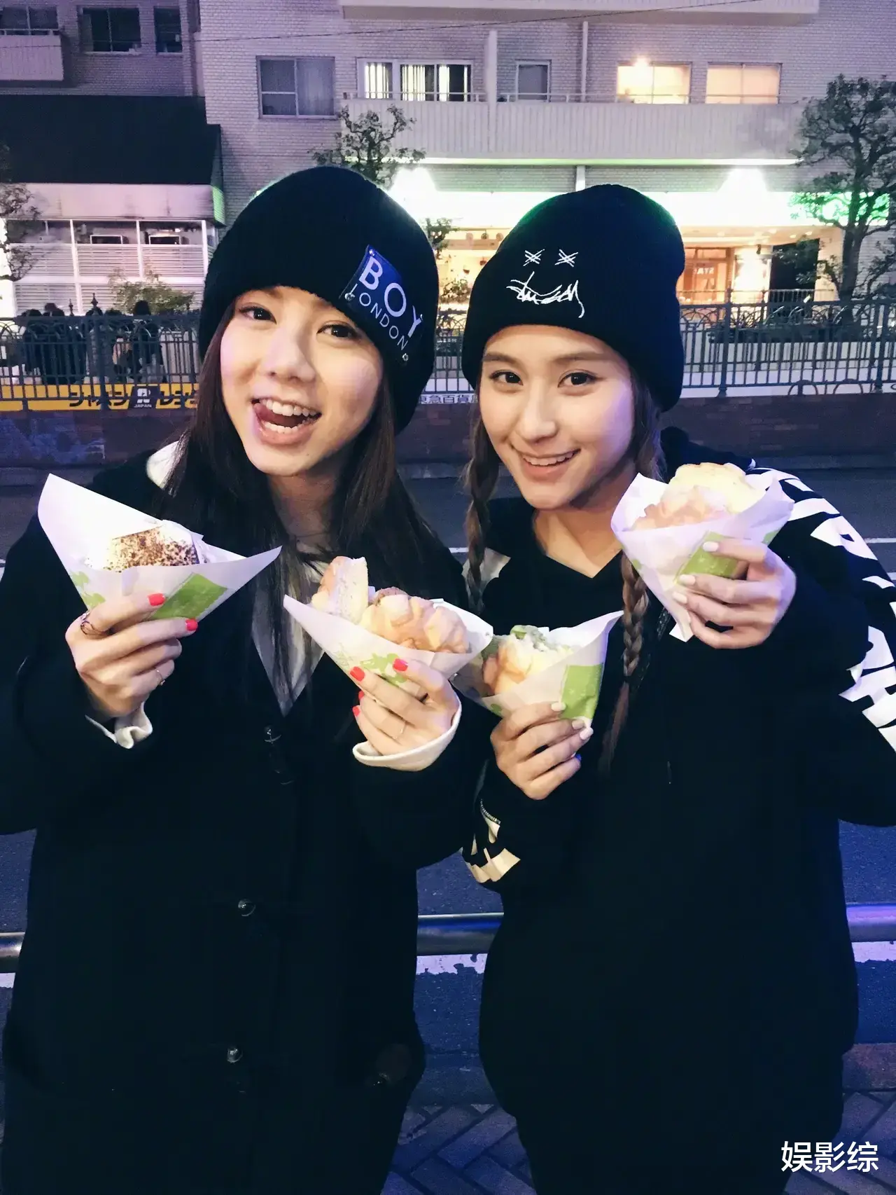 邓紫棋|邓紫棋晒出与何超莲18岁时合影,两人都是包子脸,土里土气