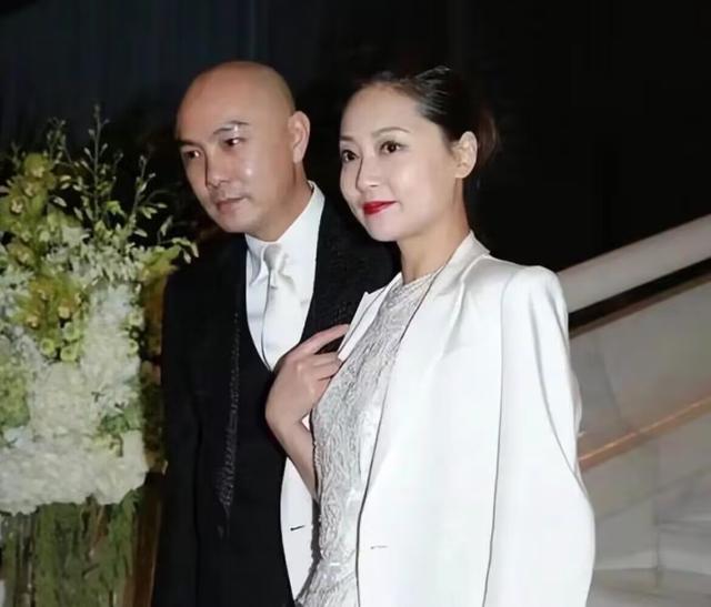 张卫健的妻子真好看！穿的衣服很简约，20万名牌包包抢镜