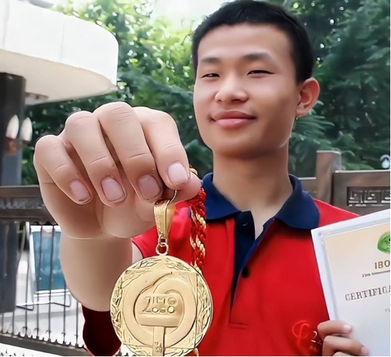 ​北大韦神被偶遇!衣衫不整显拮据,全身加起来不到100块 - 娱乐资讯