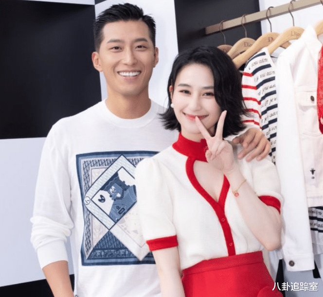 怀了?何超莲晒近照,素颜出镜满脸雀斑疑怀孕,400W钻石项链吸睛