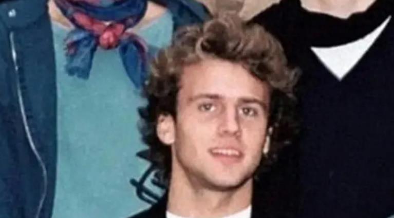 46岁的马克龙光着膀子，一脸宠溺握着70岁布丽吉特的脚脖子，好甜蜜