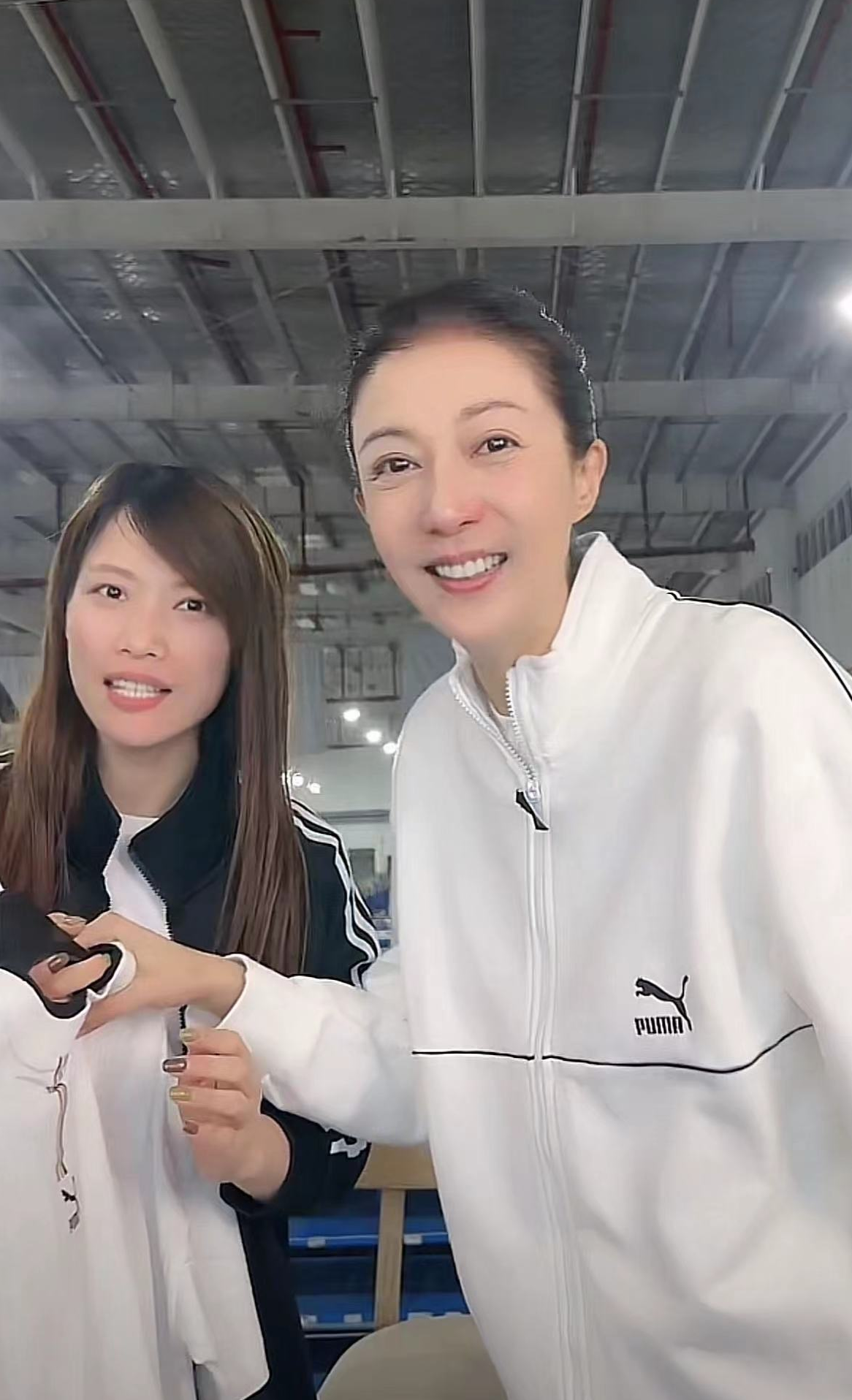 吴绮莉|50岁吴绮莉进厂打工！五官精致面容姣好，却难掩皱纹略显苍老