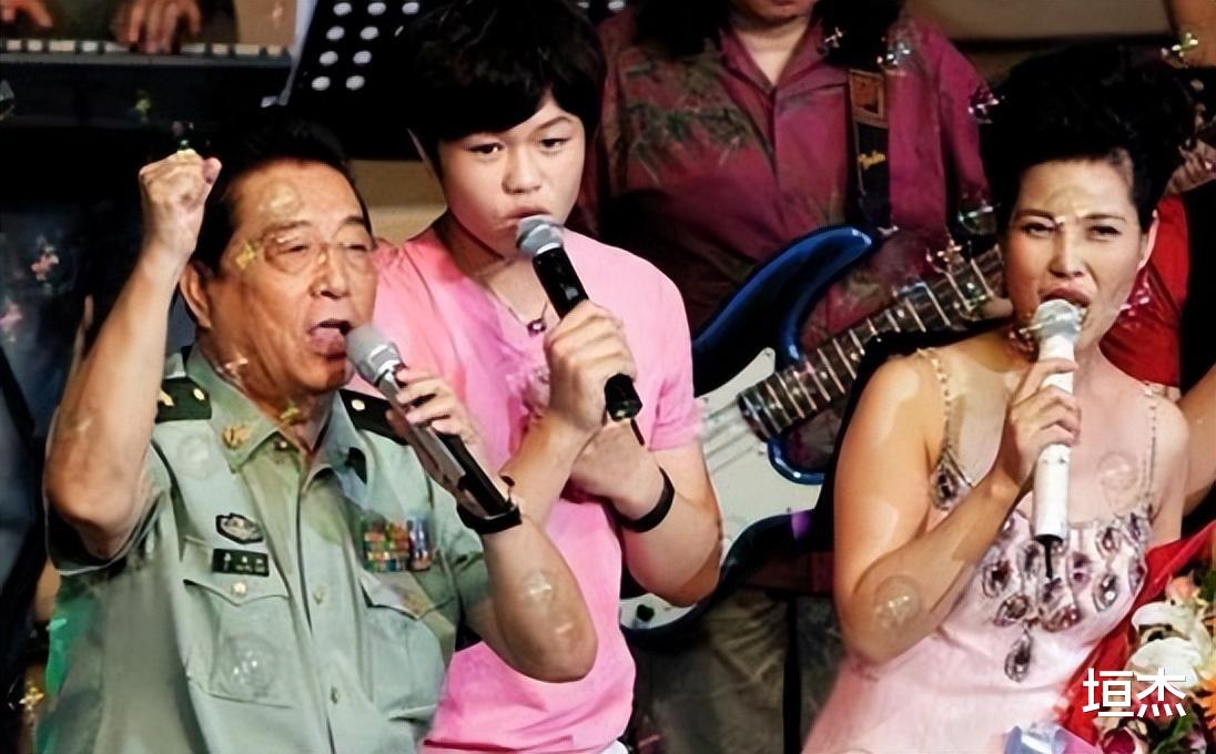 李双江|高调庆祝爱子释放,李双江的“遮羞布”,终究被一纸退休金扯下!