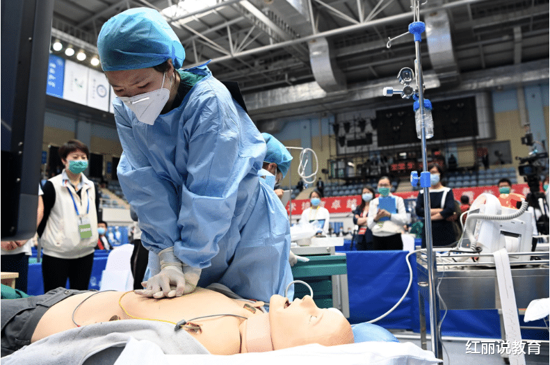 1米3医学生屡屡碰壁，笔试第一面试被刷，医生有必要限制身高吗？