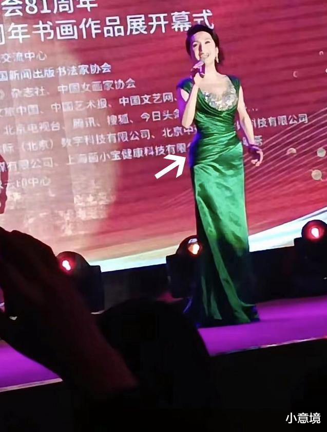 |48岁汤灿“消失”12年后复出!穿紧身裙开唱,小腹凸起赘肉明显