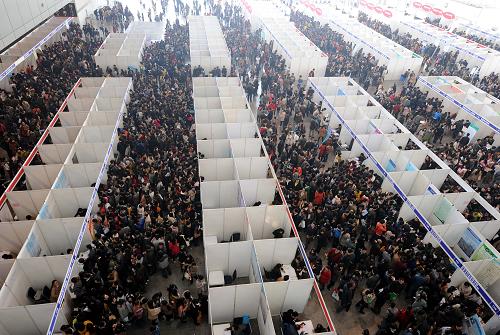 穿衣搭配|浙大学霸应聘机场驱鸟员引热议，脱下长衫的年轻人有多“可怜”？