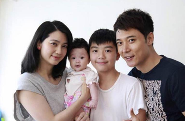 洪欣|洪欣儿子与张丹峰拍戏,被搂肩感情好,不介意继父跟毕滢继续合作